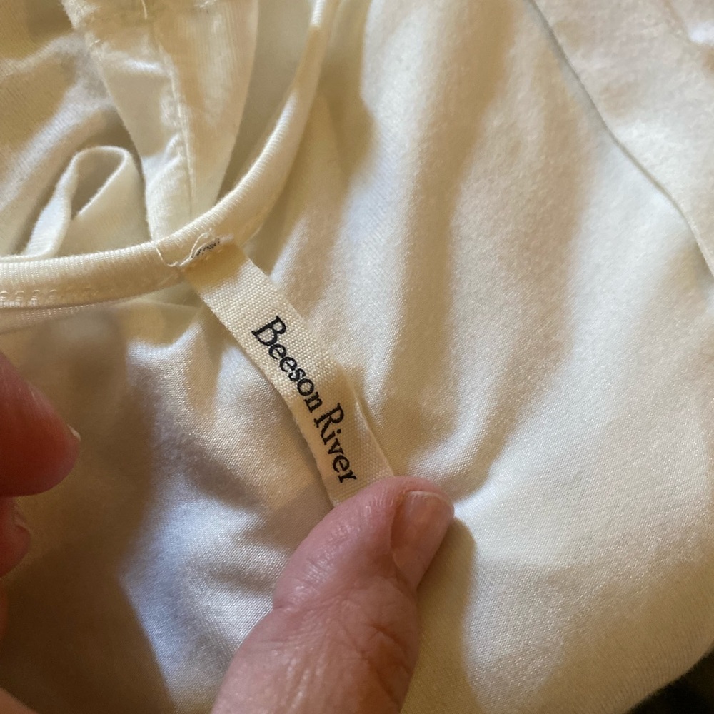 Oversized white top with faux buttons - Picture 5 of 6